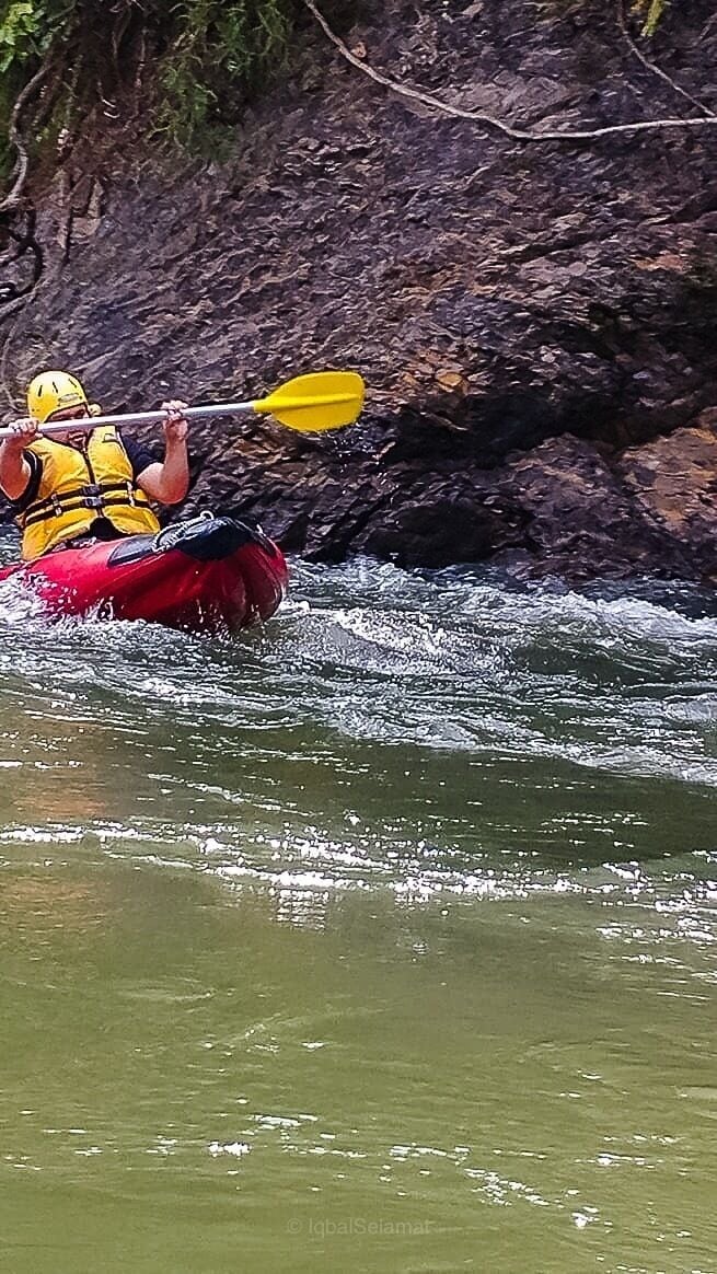 Freme is a one top travel agency for tourists & locals alike to visit the remote areas of Temburong. This is just one activity they have, kayak down river to their lodge after a great hike to the canopy walk. #GreatOutdoors #Brunei #Temburong #Freme #UluUluTemburong #adventure #activity