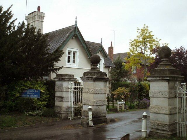 Western gate and gatehouse, Ashtead Park One of Ashtead Park's three gatehouses.