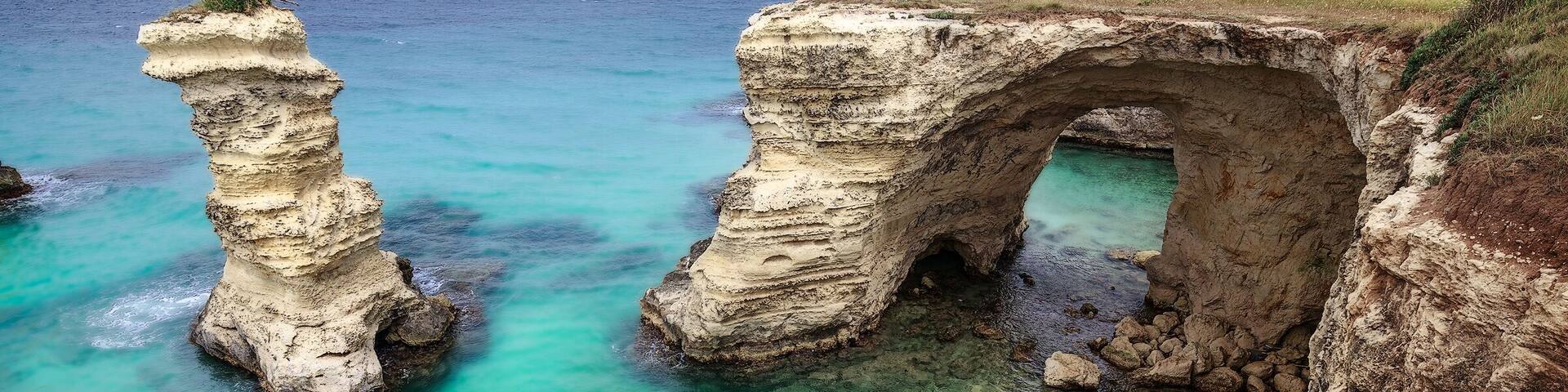 Torre Sant'Andrea is a small town on the Adriatic coast of Salento. It 'a very small and ancient fishing village that is located where the coast is slightly higher.
The extraordinary nature of its coast and its sea, make it an unforgettable destination. The coastline is, in fact, remained almost untouched and looks ragged, full of ravines and caves, the protrusions and recesses and large isolated rocks in the sea, real stacks.
What amazes the eye is the presence of these magnificent rocks rising from crystal clear that water ... The sea erosion has created in this place something truly magical. High cliffs stand not far from the coast and look like giant guarding the territory.
The most beautiful cliff is shaped like a arch: swim under this rock is a unique experience that can only be done in some corners of the world.
If you're ever in the right day, you will find calm and crystalline water that will never forget. The color of the sea, in fact, goes from light green to emerald green, revealing an extraordinary backdrop.