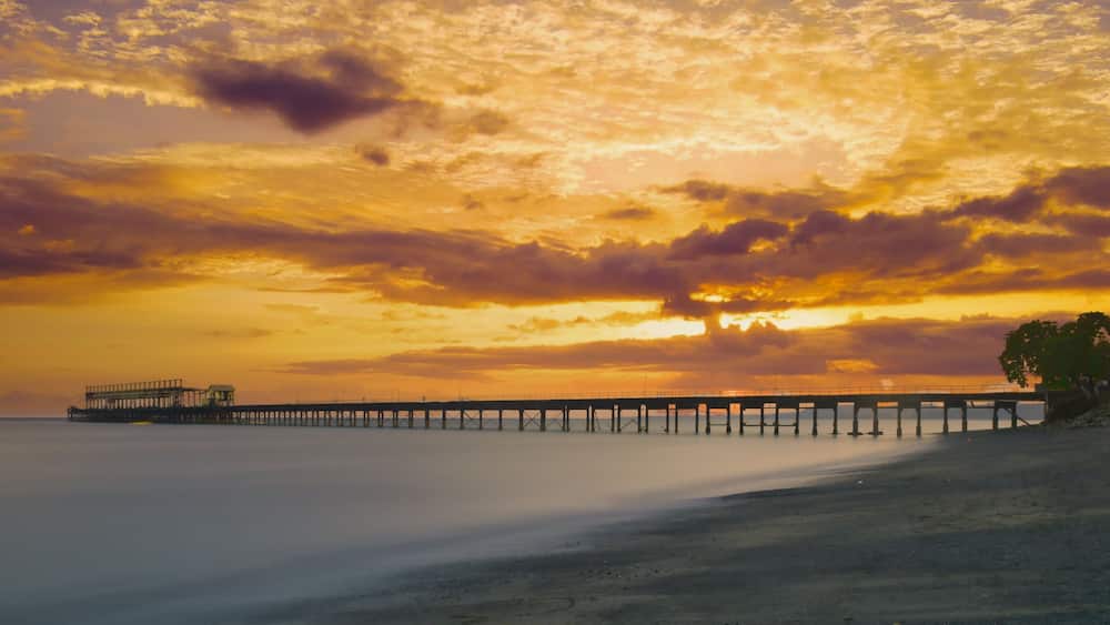 Vista de un atardecer en el muelle de Puerto Armuelles en Chiriquí, Panamá