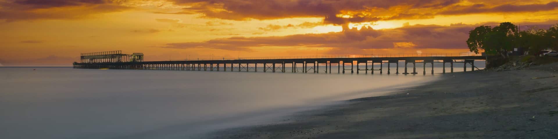 Vista de un atardecer en el muelle de Puerto Armuelles en Chiriquí, Panamá