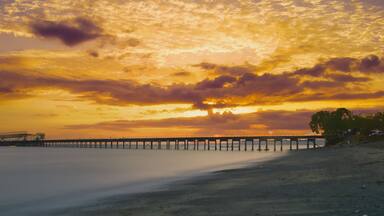 Vista de un atardecer en el muelle de Puerto Armuelles en Chiriquí, Panamá