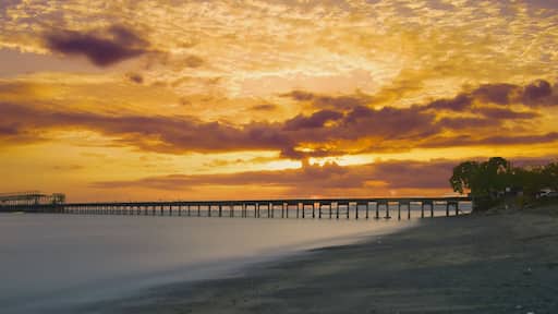 Vista de un atardecer en el muelle de Puerto Armuelles en Chiriquí, Panamá