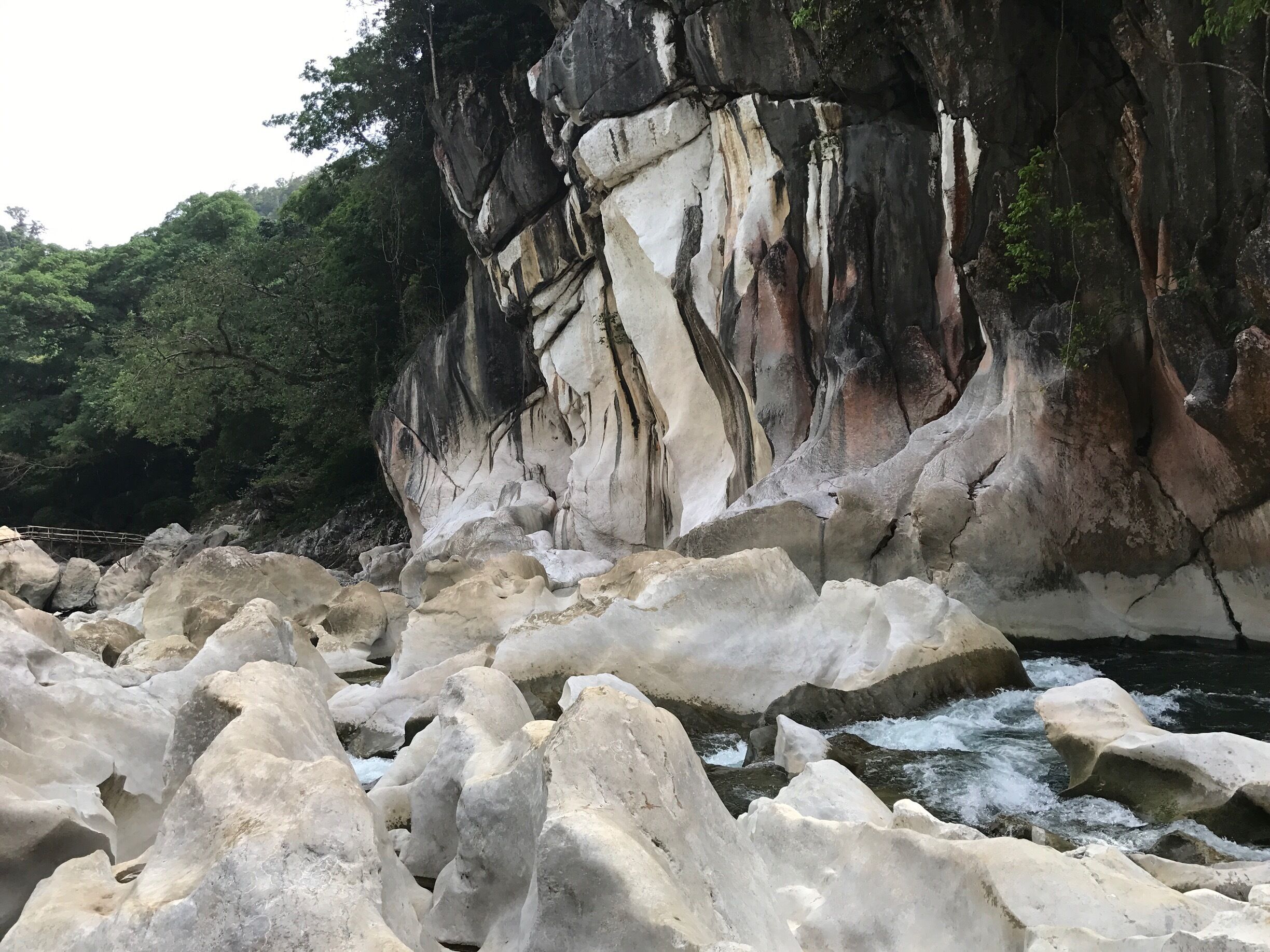 Amazing limestone rock formations!!.🏞🏞
#tinipakriver