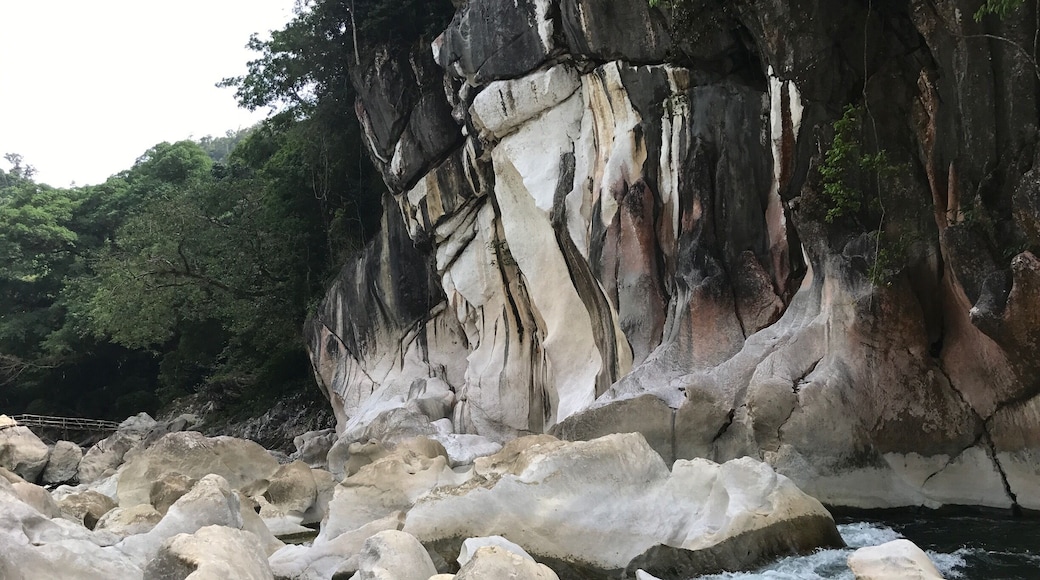 Amazing limestone rock formations!!.🏞🏞
#tinipakriver