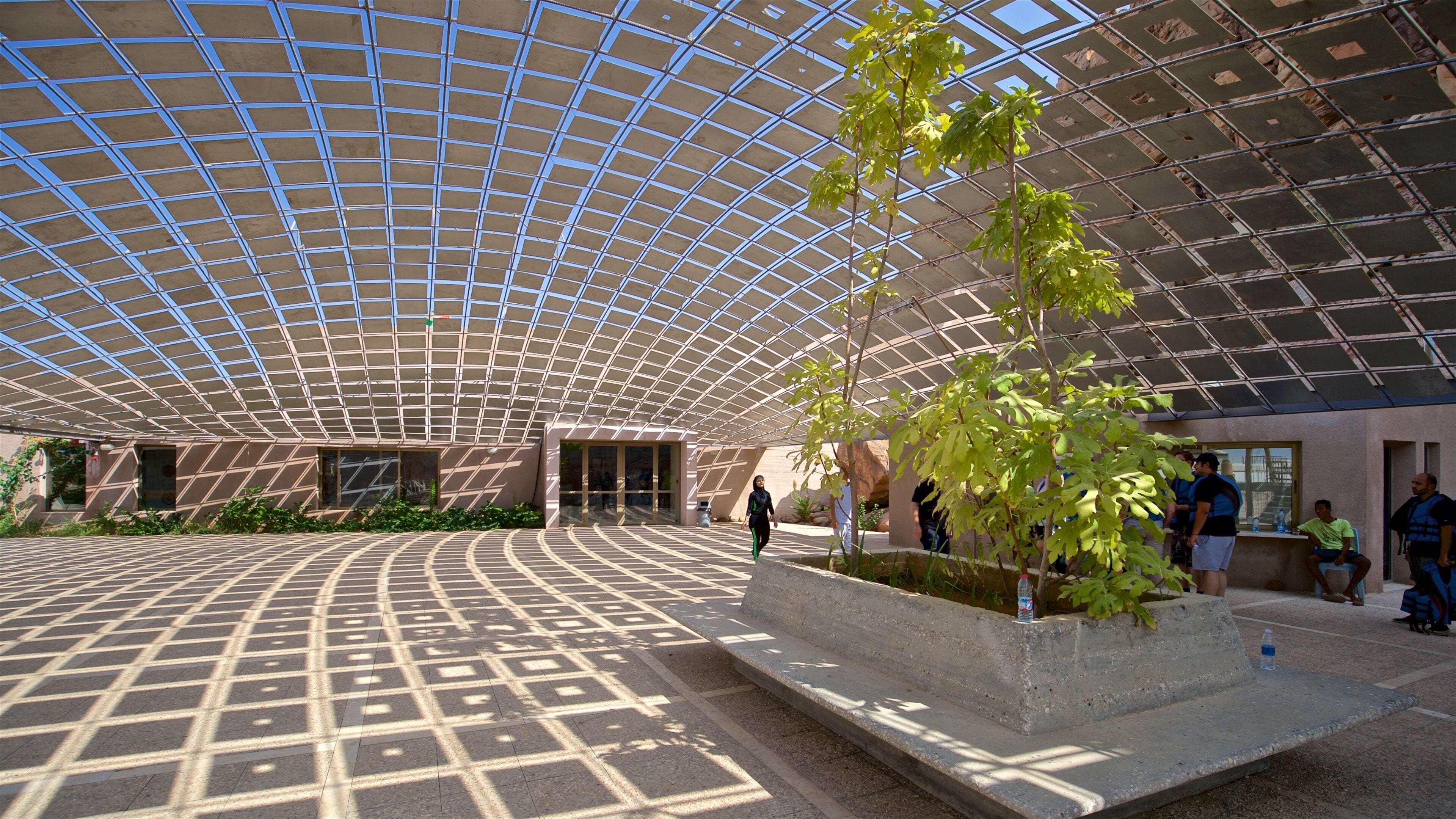 Mujib Nature Reserve welches beinhaltet Innenansichten und moderne Architektur