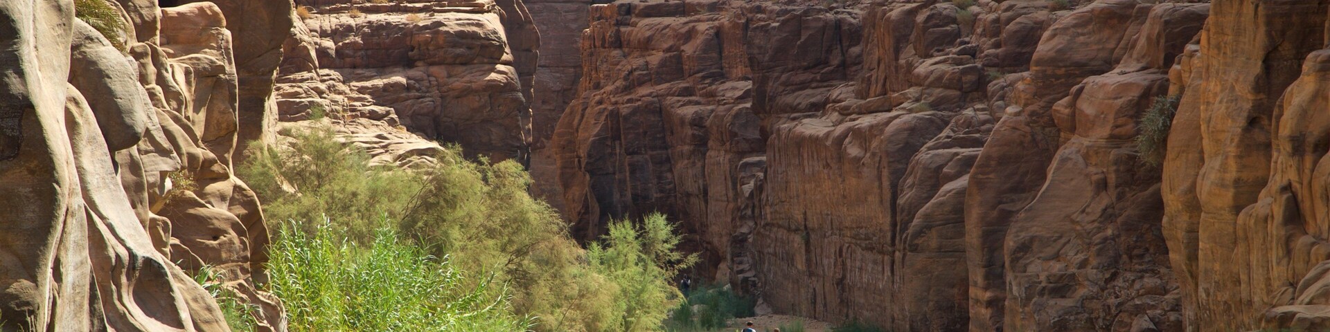 Mujib Nature Reserve mit einem Schlucht oder Canyon und Fluss oder Bach sowie kleine Menschengruppe