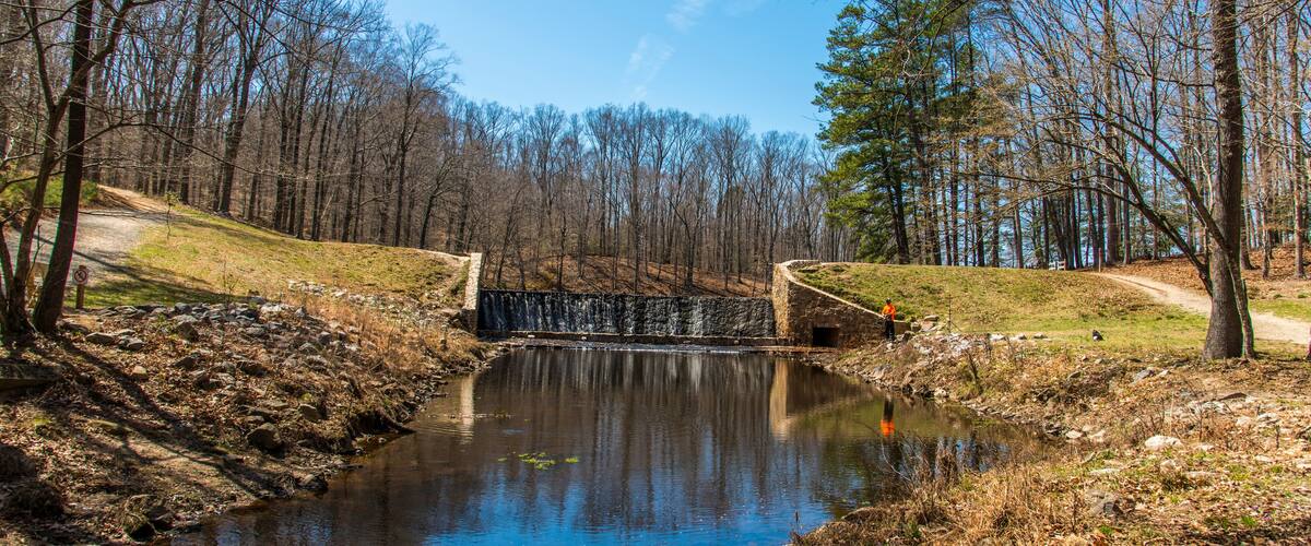 Dam and waterfall in Beaver lake, Pocahontas park