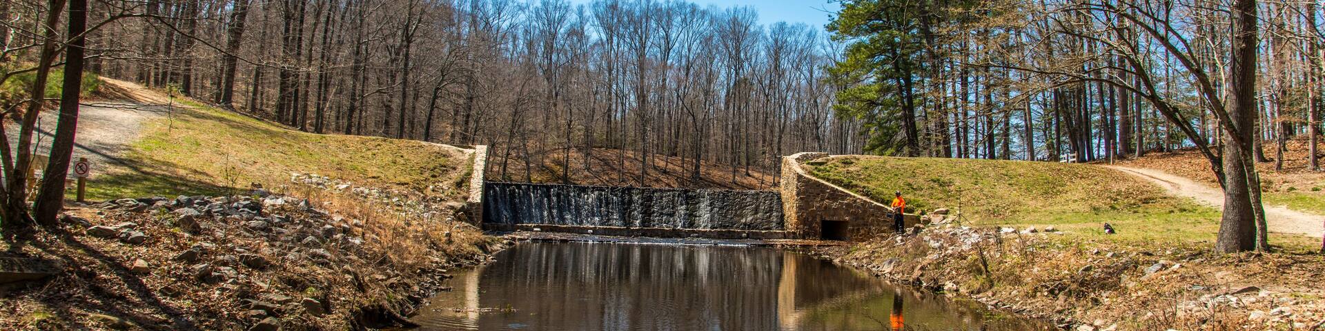 Dam and waterfall in Beaver lake, Pocahontas park
