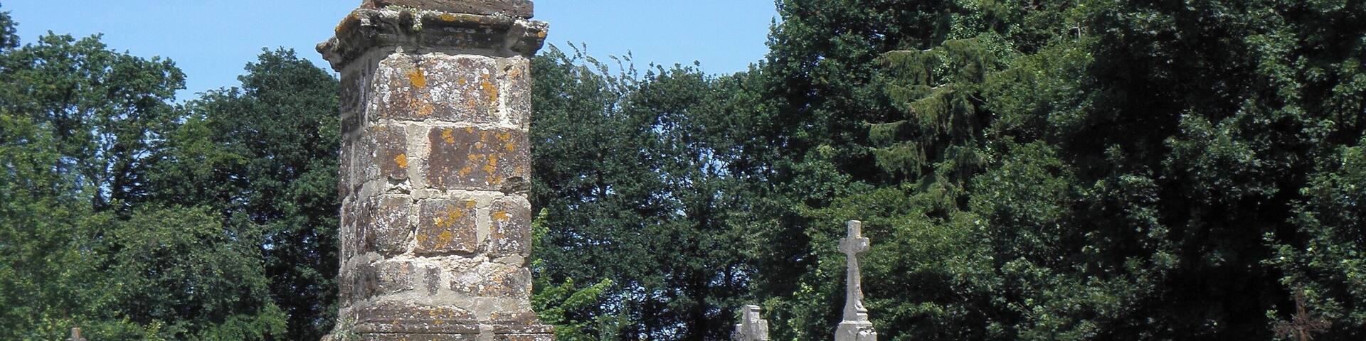 Croix de cimetiĂšre de Longny-au-Perche (61).