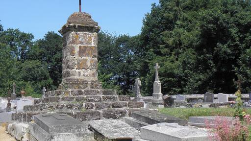 Croix de cimetière de Longny-au-Perche (61).
