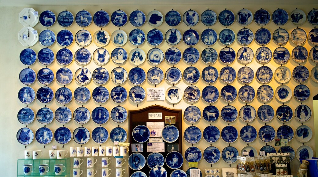 Yokohama featuring shopping and interior views