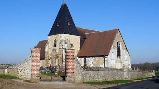 Eglise Saint Martin, entrée et cimetiÚre.