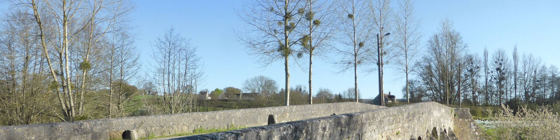 Le pont Catinat, sur l'Huisne Ă Mauves-sur-Huisne, dans l'Orne.