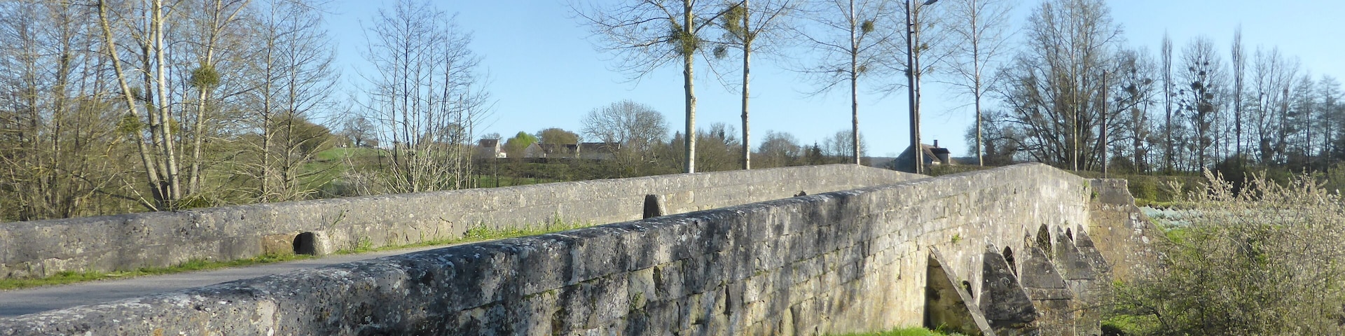 Le pont Catinat, sur l'Huisne à Mauves-sur-Huisne, dans l'Orne.