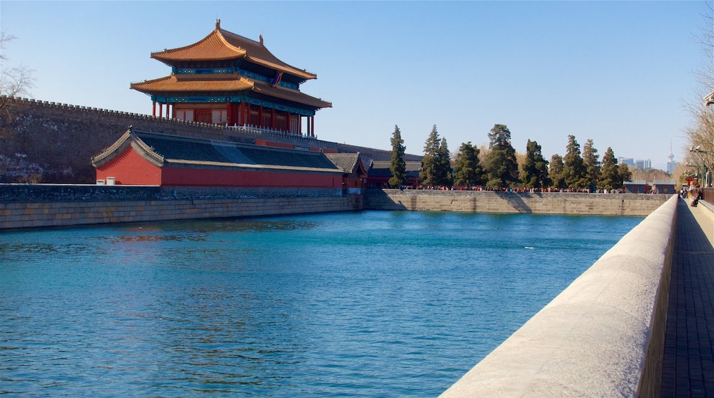 Houhai Lake which includes heritage elements and a lake or waterhole