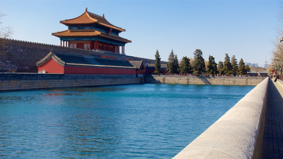 Houhai Lake showing a lake or waterhole and heritage elements