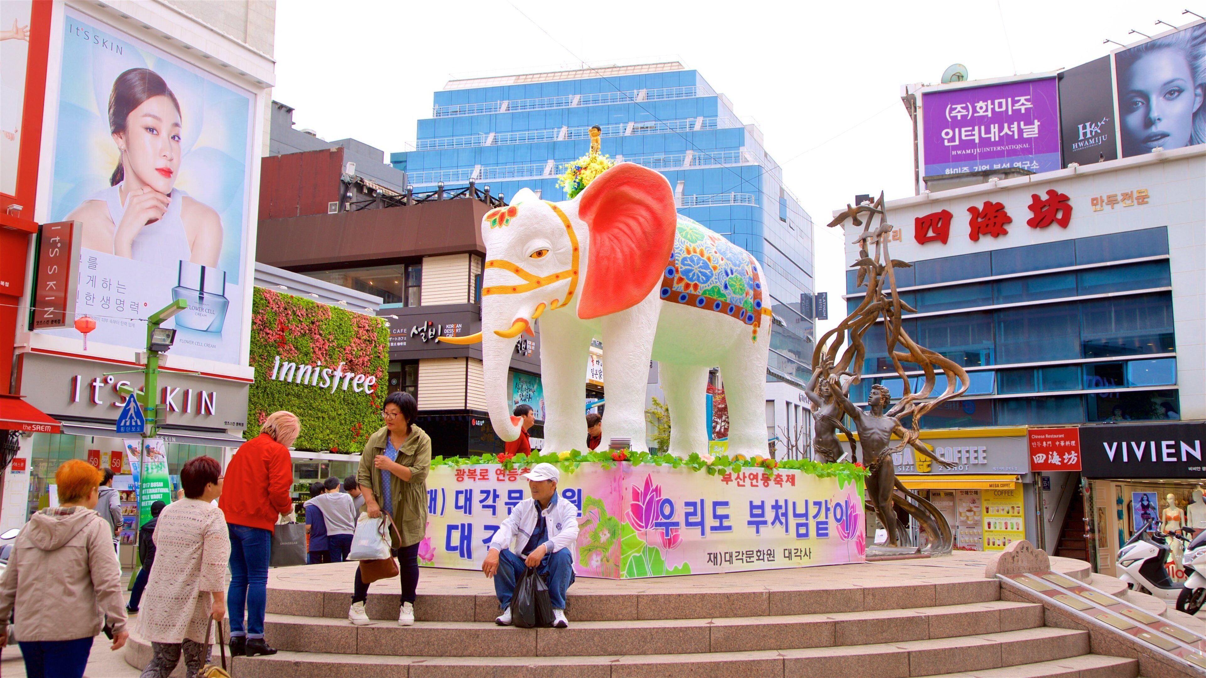Cultuur- en Modestraat van Gwangbokro bevat bewegwijzering, een stad en kunst in de open lucht