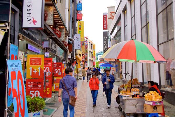 Calle Gwangbokro Culture and Fashion Street ofreciendo una ciudad, dfc y señalización