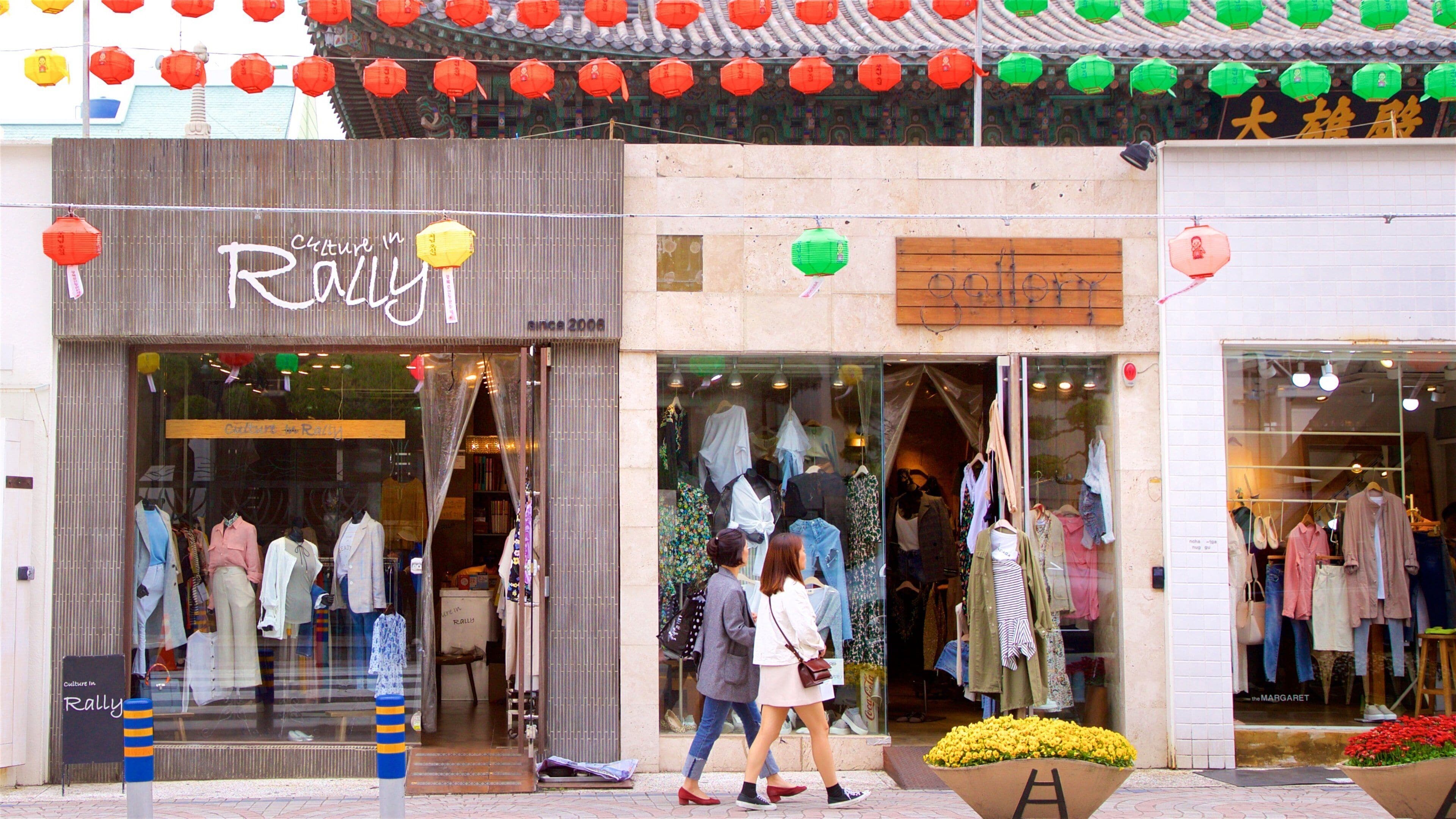 Calle Gwangbokro Culture and Fashion Street que incluye compras y también una pareja