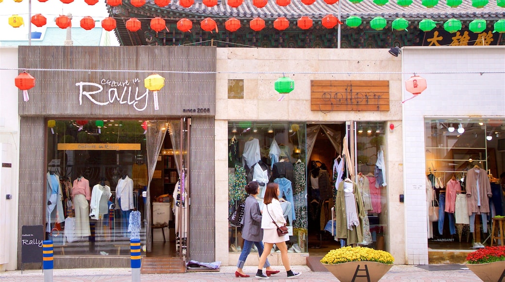 Calle Gwangbokro Culture and Fashion Street que incluye compras y también una pareja