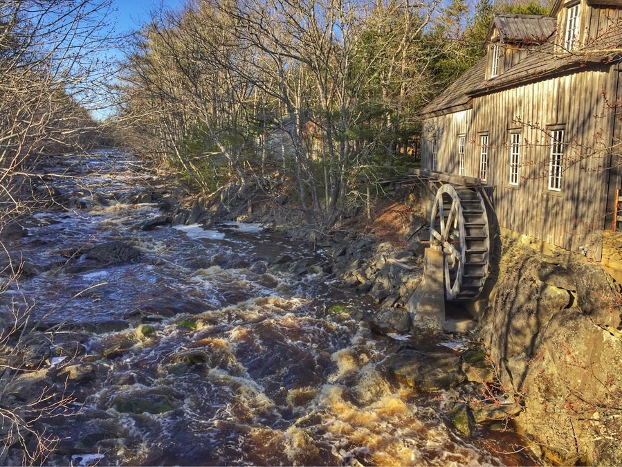 Picturesque stop along the lighthouse route of the South Shore. Tourist season hasn't started yet; not sure if the mill opens/operates for that or not.