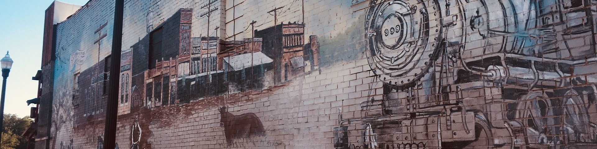 Neat little town with amazing art work in he streets.