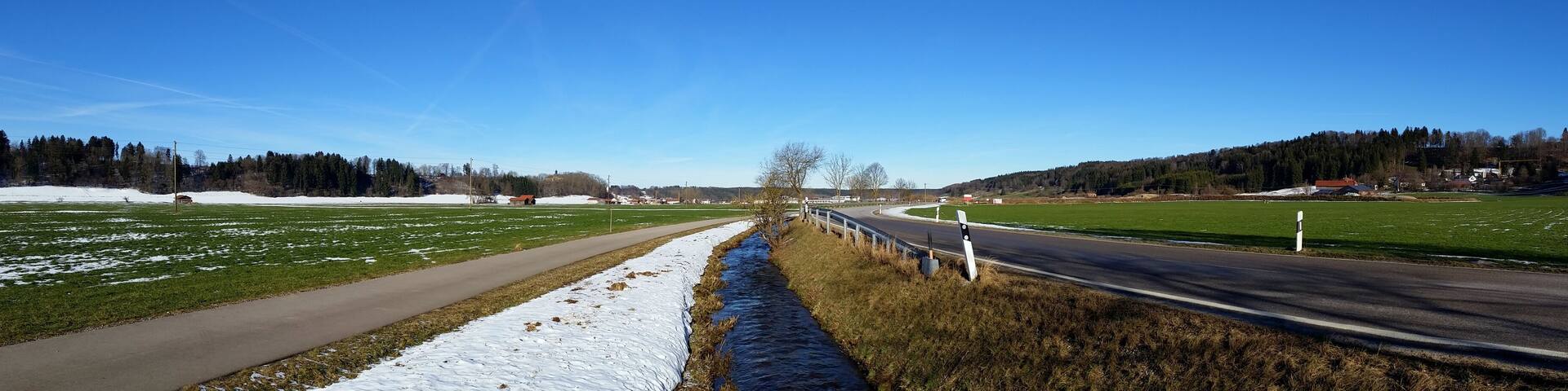 Der Wörthbach an der Staatsstrasse OAL3 zwischen Romatsried und Eggenthal
