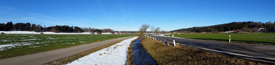 Der Wörthbach an der Staatsstrasse OAL3 zwischen Romatsried und Eggenthal