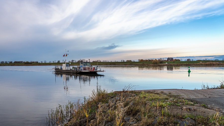 The Elbe ferry Pevestorf-Lenzen connects the federal states of Brandenburg and Lower Saxony