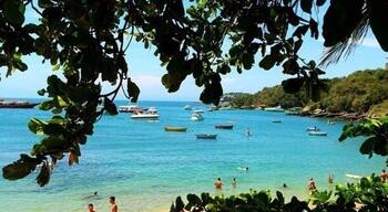 João Fernandes em Búzios. Essa praia tem o mar bem calmo e uma pequena faixa de areia. O mar é tão limpo que você consegue nadar perto de peixes!