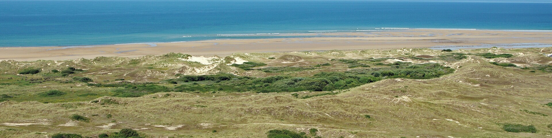 Les Moitiers-d'Allonne (Manche) Entre les caps de Carteret et celui du Rozel, s'étale, sur 400 hectares, le puissant massif dunaire d'Hatainville. Il s'élève à 86 mètres en recouvrant d'anciennes falaises vieilles de plus de 70000 ans. Les sables des dunes d’Hatainville s’appuient sur une falaise fossile de grès et de schistes. Cette formation de « dunes perchées », dont certaines culminent à 80 m, est l’une des plus spectaculaires d’Europe. Elle est née, notamment, de la remontée progressive du niveau marin après la dernière glaciation, voici 12 000 ans. Le massif dunaire présente une grande diversité : des dunes basses ou hautes (culminant à 86 m !), sèches ou humides (25 hectares de mares et de dépressions inondables), dunes vives (dont les formes ne sont pas stabilisées faute de végétation) et dunes blanches (presque sans couverture végétale), dunes grises (couvertes de végétation basse) et landes. Diversité qui s’accompagne d’une richesse de la faune(triton crêté, crapaud calamite...) et de la flore (oeillet de France, gentiane amère, pyrole à feuilles rondes, littorelle...) Des dunes, autrefois mobiles, ont été stabilisées par l'édification de clôtures en bois et la plantation massive d'oyats. www.conservatoire-du-littoral.fr/siteLittoral/48/28-dunes... fr.wikipedia.org/wiki/Dunes_d%27Hattainville