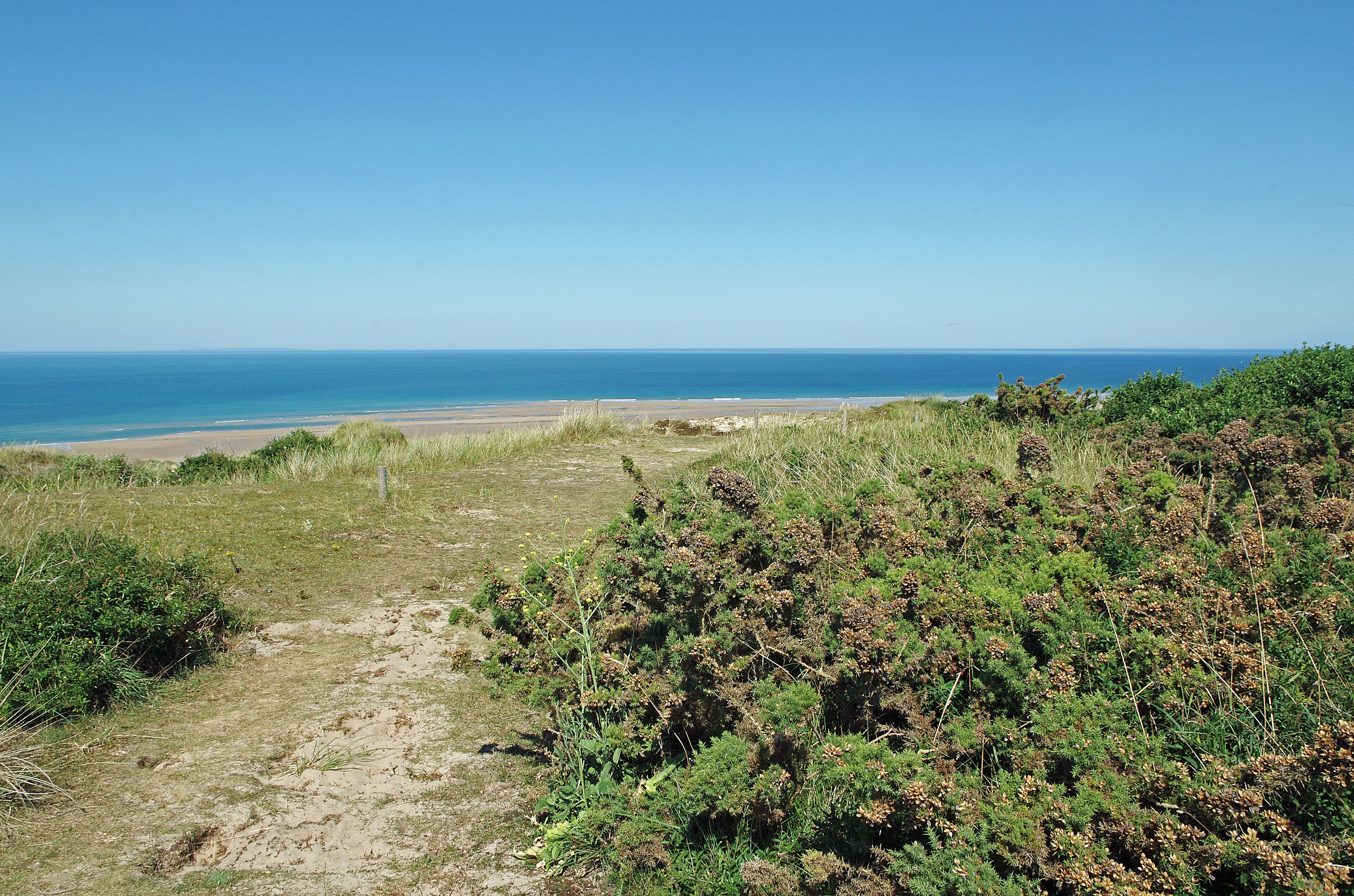 Les Moitiers-d'Allonne (Manche) Entre les caps de Carteret et celui du Rozel, s'étale, sur 400 hectares, le puissant massif dunaire d'Hatainville. Il s'élève à 86 mètres en recouvrant d'anciennes falaises vieilles de plus de 70000 ans. Les sables des dunes d’Hatainville s’appuient sur une falaise fossile de grès et de schistes. Cette formation de « dunes perchées », dont certaines culminent à 80 m, est l’une des plus spectaculaires d’Europe. Elle est née, notamment, de la remontée progressive du niveau marin après la dernière glaciation, voici 12 000 ans. Le massif dunaire présente une grande diversité : des dunes basses ou hautes (culminant à 86 m !), sèches ou humides (25 hectares de mares et de dépressions inondables), dunes vives (dont les formes ne sont pas stabilisées faute de végétation) et dunes blanches (presque sans couverture végétale), dunes grises (couvertes de végétation basse) et landes. Diversité qui s’accompagne d’une richesse de la faune(triton crêté, crapaud calamite...) et de la flore (oeillet de France, gentiane amère, pyrole à feuilles rondes, littorelle...) Des dunes, autrefois mobiles, ont été stabilisées par l'édification de clôtures en bois et la plantation massive d'oyats. www.conservatoire-du-littoral.fr/siteLittoral/48/28-dunes... fr.wikipedia.org/wiki/Dunes_d%27Hattainville