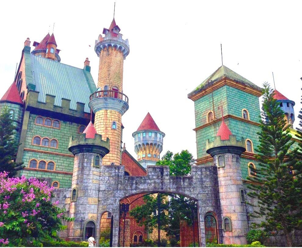 This abandoned amusement park in the Philippines was built to rival Disneyland, it was once owned by a businessman who was forced to leave it unfinished due to financial problem. Abandoned theme park was supposed to be the Disney World of the Philippines.

#Abandoned#FantasyWorldphilippines

