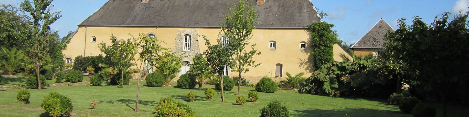 This building is indexed in the Base Mérimée, a database of architectural heritage maintained by the French Ministry of Culture, under the reference PA50000074 .