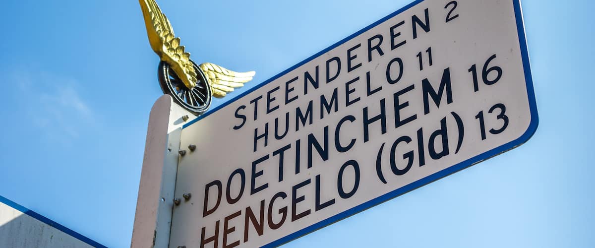A street sign with names: Steenderen, Hummelo, Doetinchem, Hengelo.