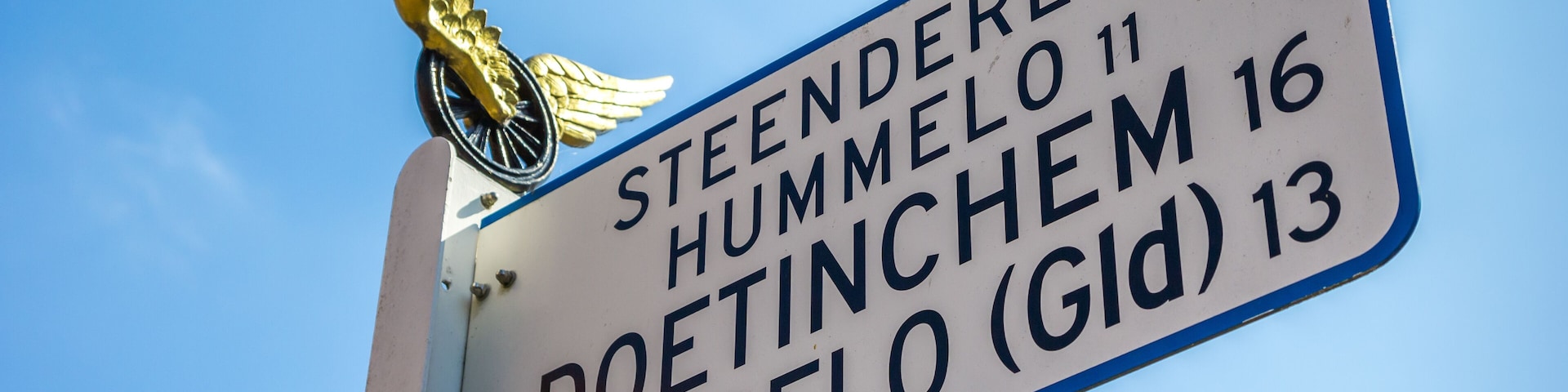 A street sign with names: Steenderen, Hummelo, Doetinchem, Hengelo.