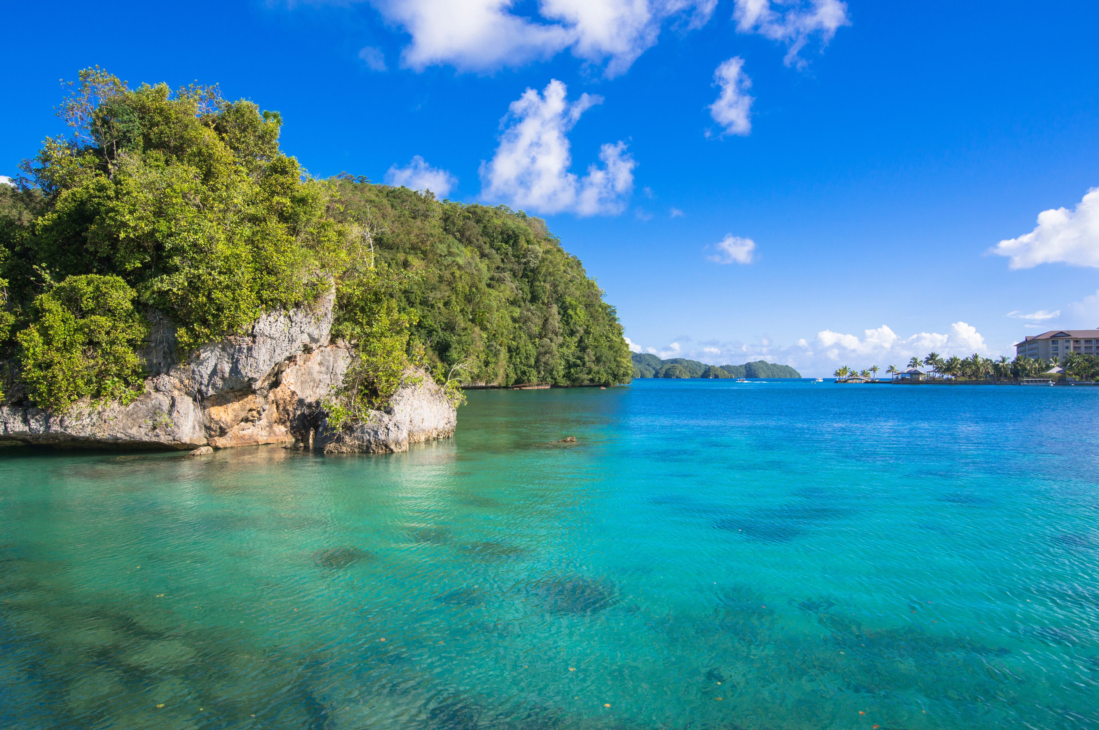 マラカル湾の海と空