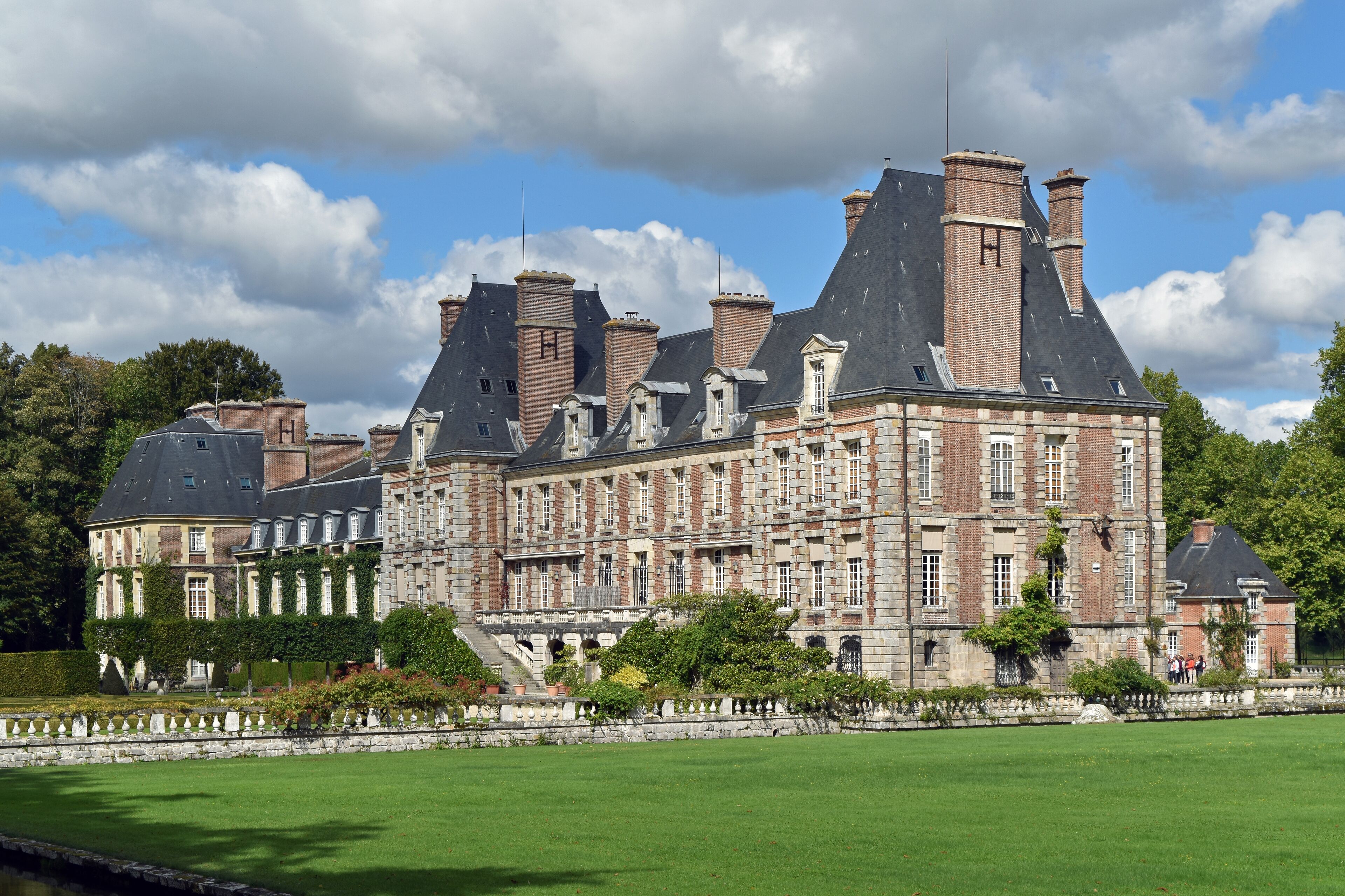 This building is indexed in the Base Mérimée, a database of architectural heritage maintained by the French Ministry of Culture, under the reference PA00087871 .
