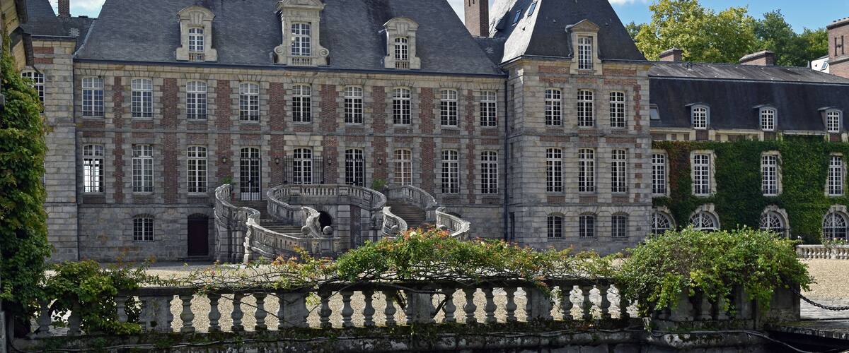 This building is indexed in the Base Mérimée, a database of architectural heritage maintained by the French Ministry of Culture, under the reference PA00087871 .