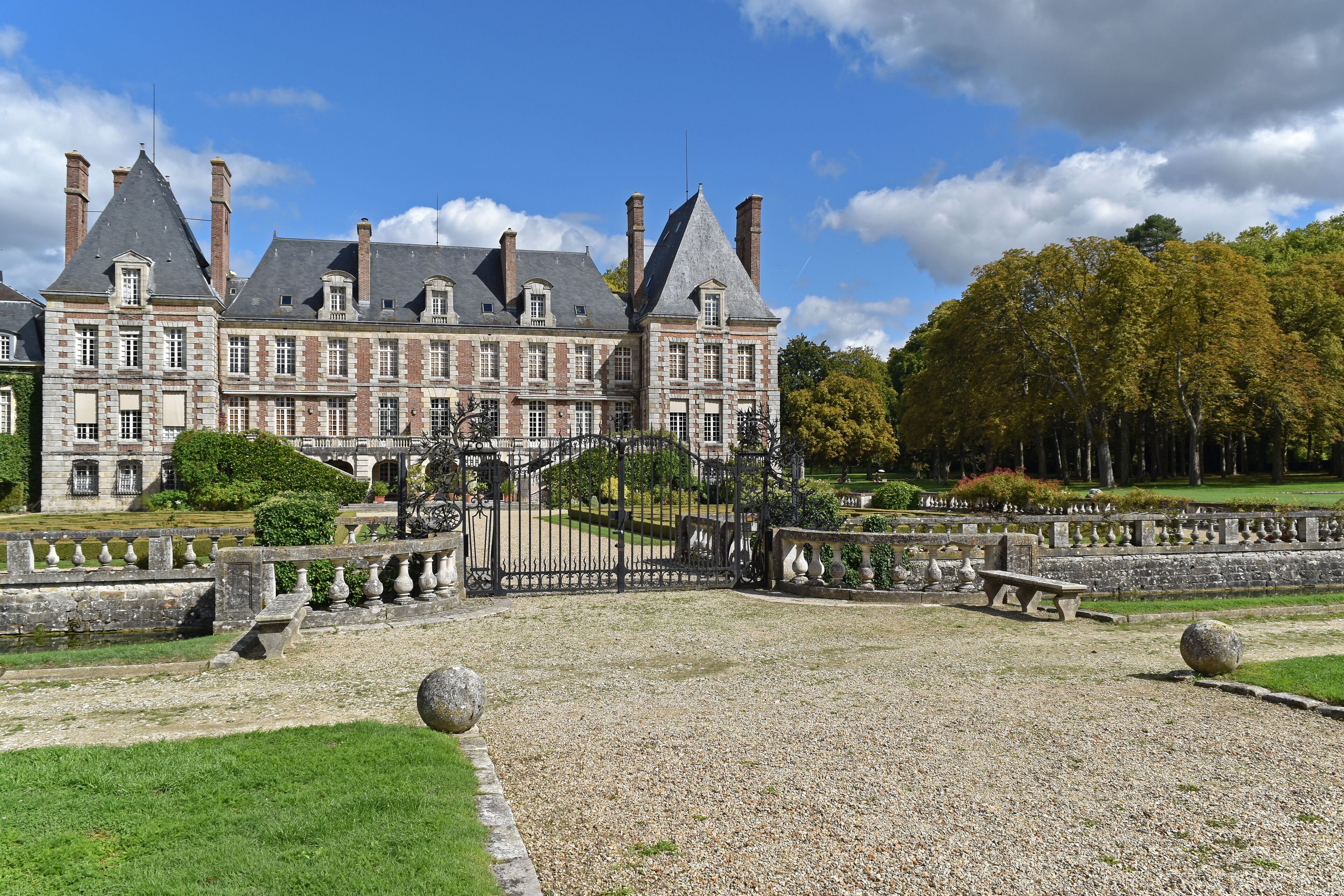 This building is indexed in the Base Mérimée, a database of architectural heritage maintained by the French Ministry of Culture, under the reference PA00087871 .