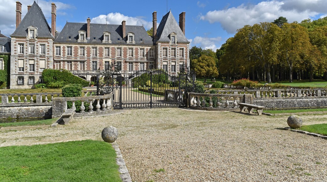 This building is indexed in the Base Mérimée, a database of architectural heritage maintained by the French Ministry of Culture, under the reference PA00087871 .