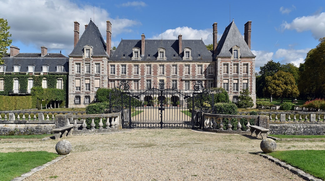 This building is indexed in the Base Mérimée, a database of architectural heritage maintained by the French Ministry of Culture, under the reference PA00087871 .
