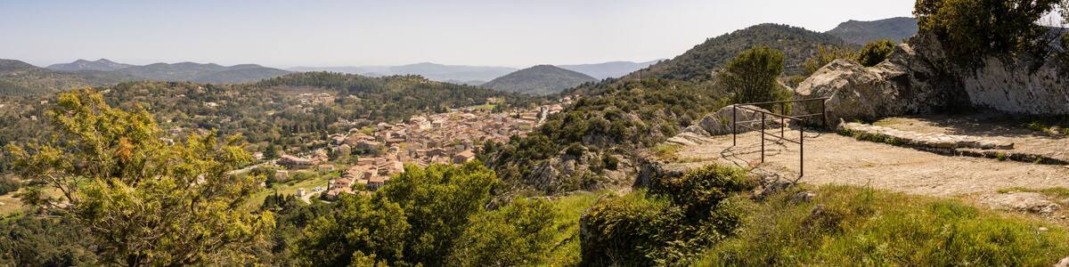 Vue sur le village depuis le Fort-Freinet, La Garde-Freinet, Var, Provence-Alpes-Côte d’Azur, France