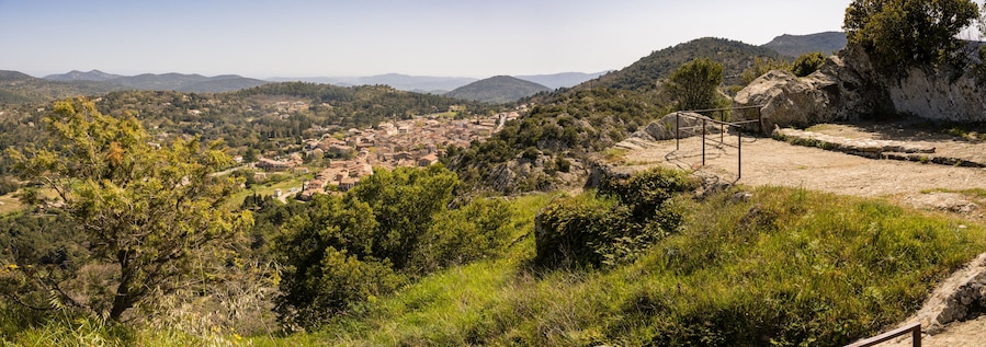 Vue sur le village depuis le Fort-Freinet, La Garde-Freinet, Var, Provence-Alpes-Côte d’Azur, France
