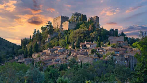 Blick auf Castelnou in den französischen Pyrenäen