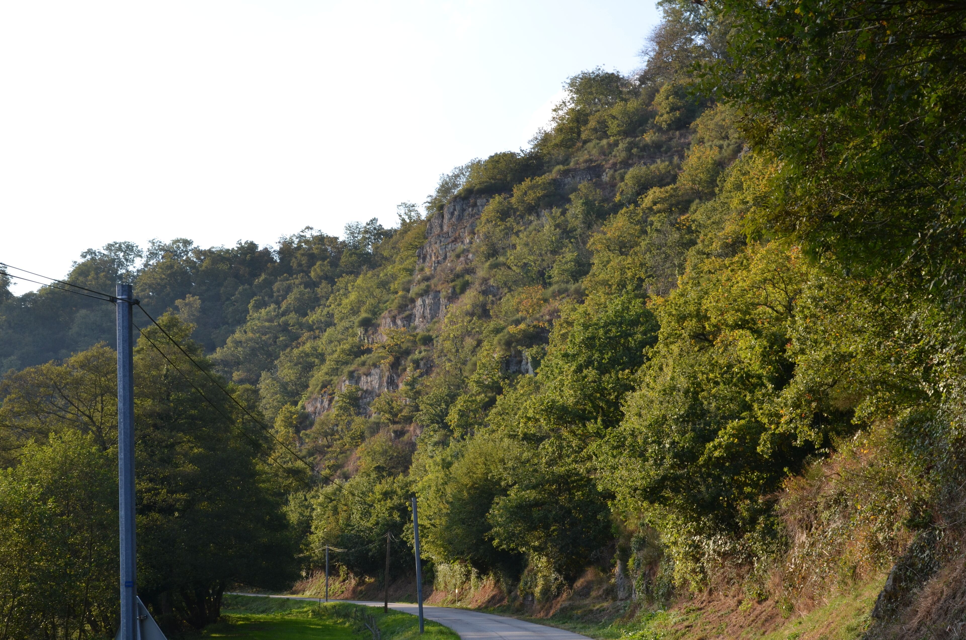 Falaises donnant sur la vallée de la Vire, sur la commune de Malloué.