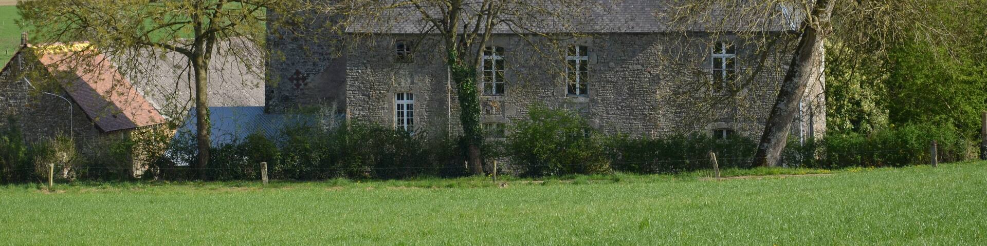 Vue sur l'arrière du château de Malloué.