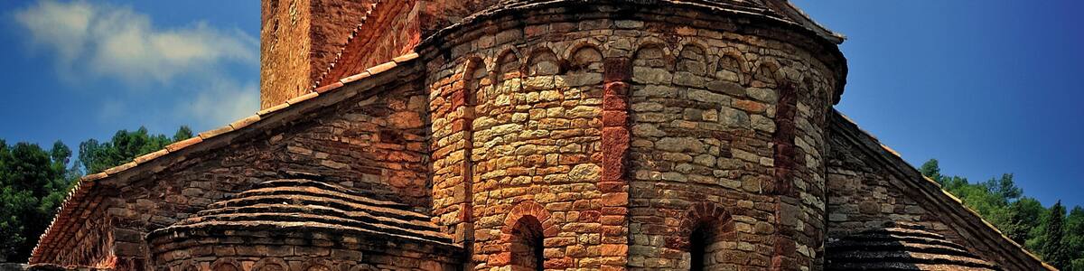 View On Black aka Benquerencia/ View My Recent In Onexposure
El primer documento que hay de la iglesia es del siglo X y aparece con el antiguo nombre de Buc, que despu�s fue cambiado por el actual. En 1032 aparece ya como Sant Andreu y como parroquia. Fue transformada y despu�s mutilada. En 1976, fue restaurada y devuelta a su estado primitivo. Es un edificio de planta basilical de tres naves, cubiertas con b�vedas de ca��n y cabeceadas por tres �bsides semicirculares. La nave central es m�s alta que las laterales, lo cual hace que el �bside central tenga mayor dimensi�n que las absidiolas laterales. Este �bside central est� iluminado por tres ventanas, mientras que los laterales solo tienen una y m�s peque�as que las del �bside central. Destaca su decoraci�n lombarda que ocupa los dos muros, la fachada de poniente y tambi�n la cabecera. Un friso de arquer�as lombardas entre lesenas decora el �bside central, las absidiolas laterales est�n decoradas solo con un friso de arquer�as ciegas. Un friso de arquer�as ciegas bajo el alero, decora los muros de las naves laterales y los de la central que sobresalen de los tejados.En la fachada de poniente, si bien ha sido modificada por la puerta moderna y un campanario de �poca posterior encima, tambi�n podemos observar resiguiendo los vertientes de la cubierta un friso de arquer�as ciegas. La puerta original estaba en el muro sur, pero hoy est� tapiada; pese a ello se aprecia su sencillez, con un arco de medio punto adovelado. En el muro norte hay otra puerta, tapiada, con un arco de medio punto adovelado. El portal actual de acceso es moderno y se abre a la fachada oeste.