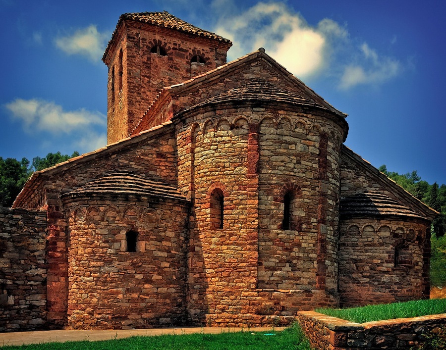 View On Black aka Benquerencia/ View My Recent In Onexposure
El primer documento que hay de la iglesia es del siglo X y aparece con el antiguo nombre de Buc, que despu�s fue cambiado por el actual. En 1032 aparece ya como Sant Andreu y como parroquia. Fue transformada y despu�s mutilada. En 1976, fue restaurada y devuelta a su estado primitivo. Es un edificio de planta basilical de tres naves, cubiertas con b�vedas de ca��n y cabeceadas por tres �bsides semicirculares. La nave central es m�s alta que las laterales, lo cual hace que el �bside central tenga mayor dimensi�n que las absidiolas laterales. Este �bside central est� iluminado por tres ventanas, mientras que los laterales solo tienen una y m�s peque�as que las del �bside central. Destaca su decoraci�n lombarda que ocupa los dos muros, la fachada de poniente y tambi�n la cabecera. Un friso de arquer�as lombardas entre lesenas decora el �bside central, las absidiolas laterales est�n decoradas solo con un friso de arquer�as ciegas. Un friso de arquer�as ciegas bajo el alero, decora los muros de las naves laterales y los de la central que sobresalen de los tejados.En la fachada de poniente, si bien ha sido modificada por la puerta moderna y un campanario de �poca posterior encima, tambi�n podemos observar resiguiendo los vertientes de la cubierta un friso de arquer�as ciegas. La puerta original estaba en el muro sur, pero hoy est� tapiada; pese a ello se aprecia su sencillez, con un arco de medio punto adovelado. En el muro norte hay otra puerta, tapiada, con un arco de medio punto adovelado. El portal actual de acceso es moderno y se abre a la fachada oeste.